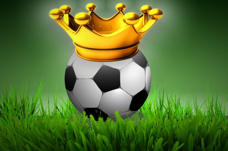 Fussball auf dem Rasen liegend mit einer Krone auf dem Ball